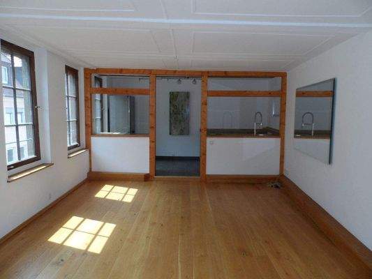 Wohnzimmer mit offener Küche