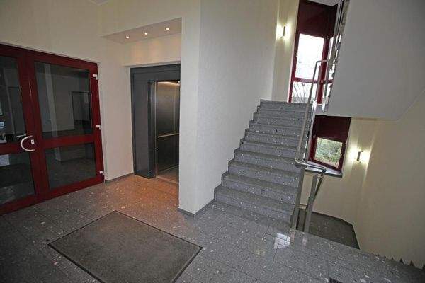 Treppenhaus + Aufzug