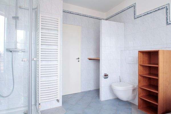 ...-Vollbad mit viel Platz...