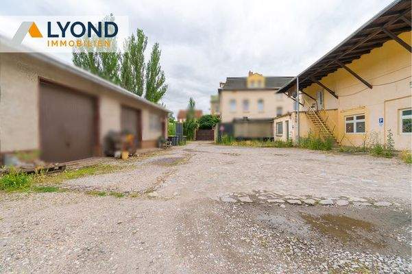 Hofeinfahrt mit Spielhalle