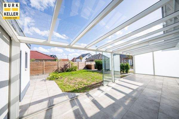 Blick in den Garten aus dem Wintergarten