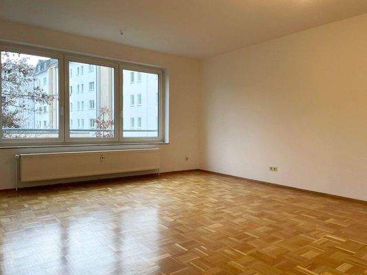 Wohnzimmer mit Parkett