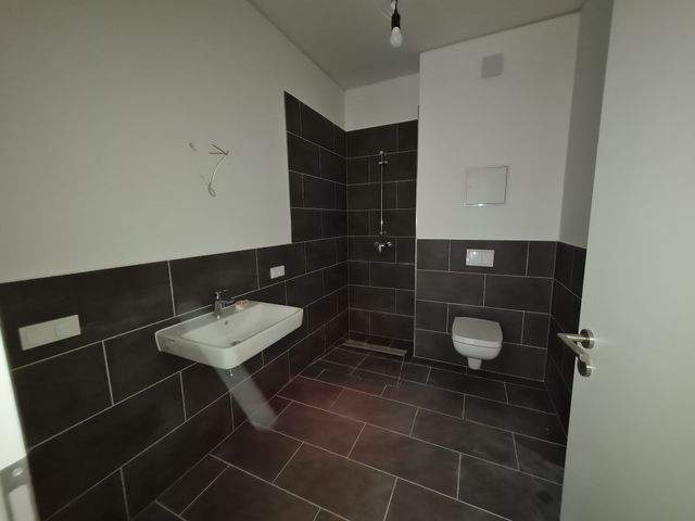 Sanierte - Schicke 2-Zimmerwohnung mit Parkett und Terrasse guter Energieeffizienz - Foto 2