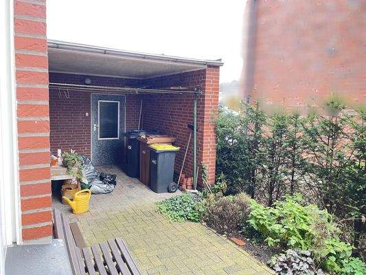 Abstellraum an der Garage/Terrasse