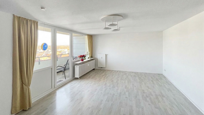 Wohnzimmer mit Balkonzugang