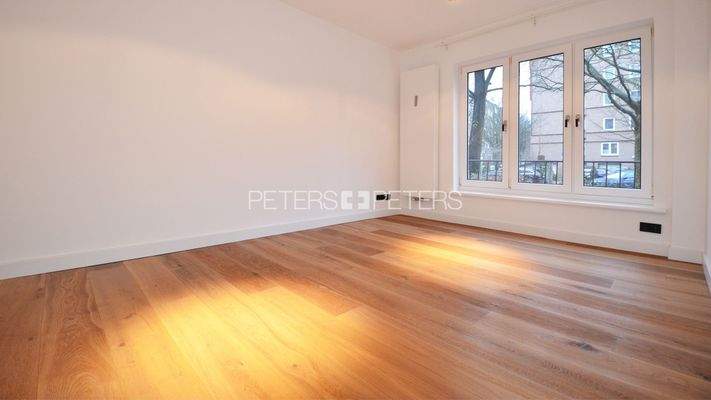 Foto einer baugleichen sanierten Wohnung im gleichen Gebäude__Schlafen 2