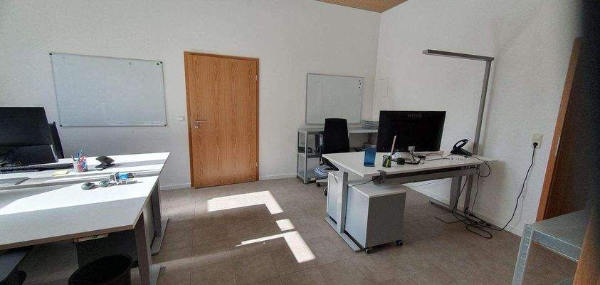 Büro mit 3 Arbeitsplätzen
