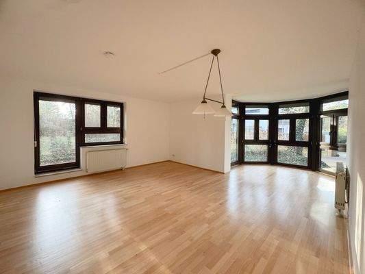 Wohnbereich mit Erker und Zugang Terrasse