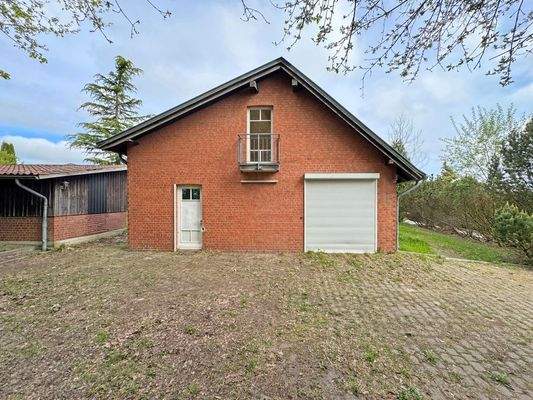 Giebelseite Anbau mit Auffahrt