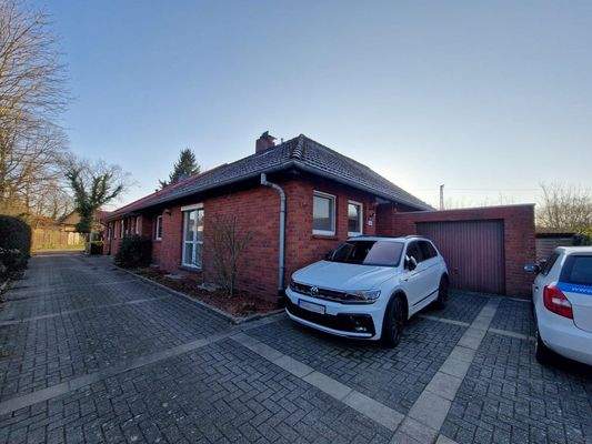 Außen_mit Garage und Stellplatz