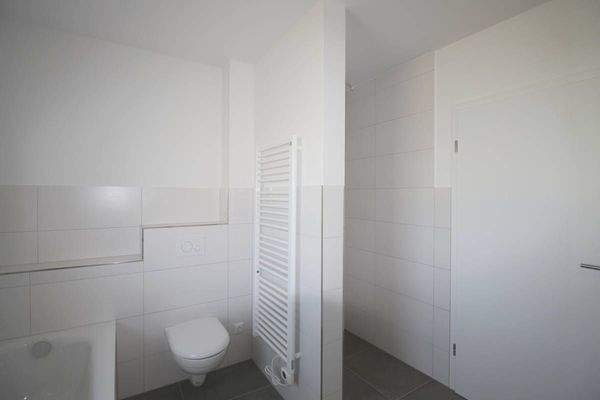 Praktischer Handtucherwärmer nahe Wanne u. Dusche