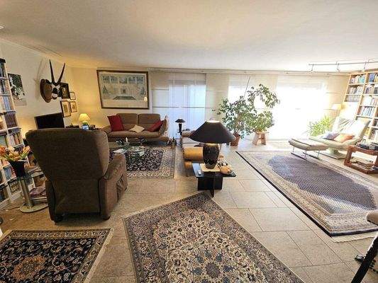 lichtdurchflutetes Wohnzimmer 