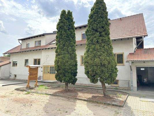 gepflasterte Stellplätze und Garagen vor dem Haus