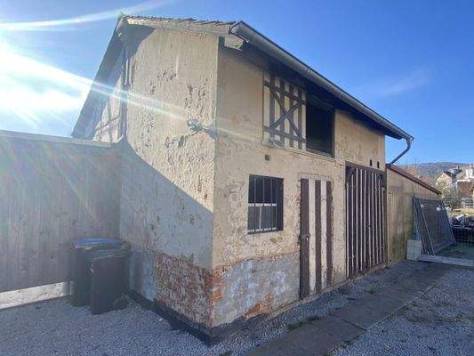 unsaniertes Nebengebäu