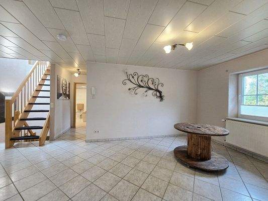 Blick von Wohnen  zu Essen und Flur zum Bad und Schlafzimmer OG