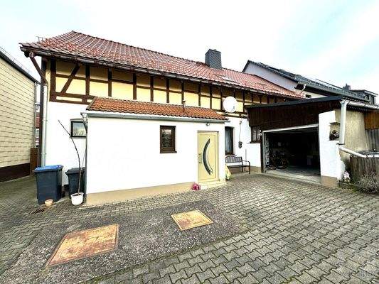 Hausrückseite mit Hauseingang und Garage