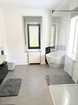 2. Bad mit freistehender Wanne