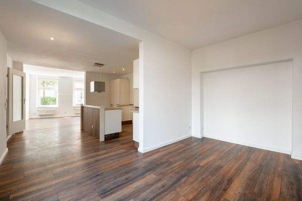 Wohn-/Esszimmer - offene Küche