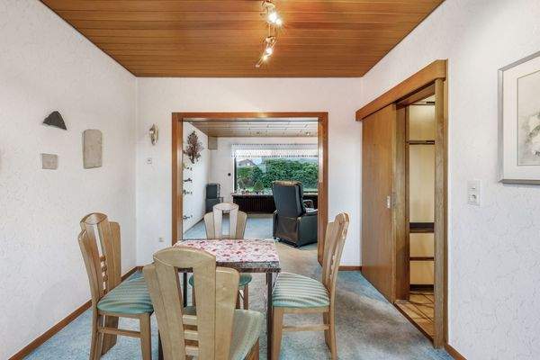 Essbereich mit Blick zum Wohnzimmer