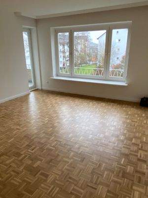 Zimmer mit Ausgang zum Balkon 