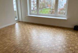 Zimmer mit Ausgang zum Balkon 