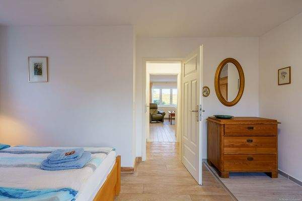 Schlafzimmer mit Blick in den Wohnbereich