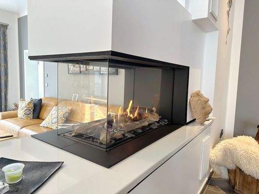 Mittig moderner Kamin (Gas).