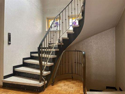 Treppenaufgang zum OG und Abgang zum Keller