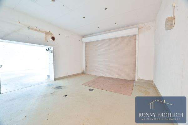 Garage mit Rolltor 1-2