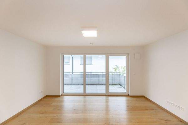 Wohn-/Essbereich mit Zugang zum Balkon