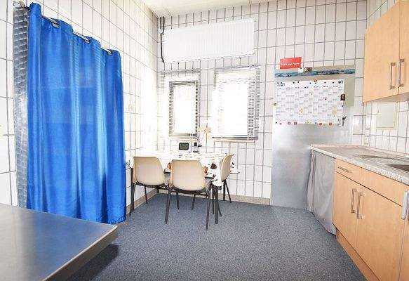 Der Aufenthaltsraum mit Teeküche und Abstellraum