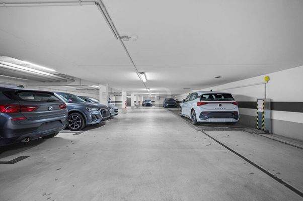 Tiefgarage mit 2 zu verkaufenden Plätzen