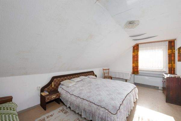 Haus links: Schlafzimmer DG
