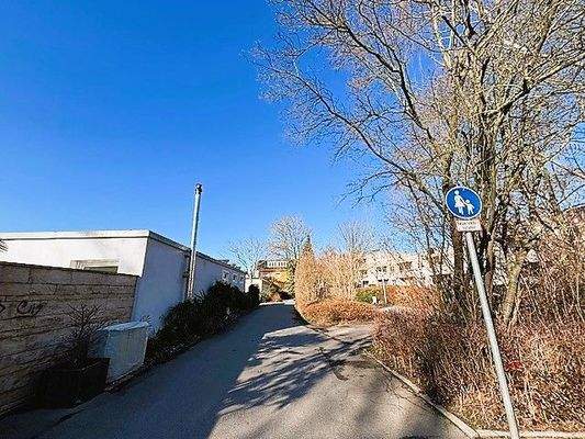 Fußweg zum Wohngebiet