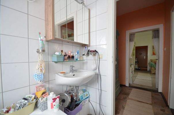 Möglichkeit für Spiegel und Unterschrank besteht