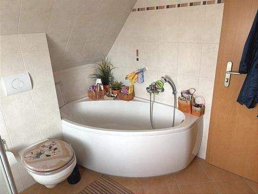 Bad mit Wanne und Dusche im DG