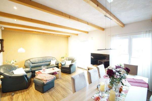 Wohn-/Esszimmer mit Terrassenzugang