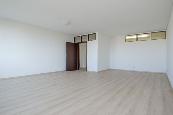 Büro ebenfalls mit hellem Laminat