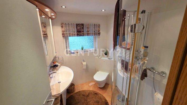 Neuwertiges Badezimmer mit Dusche