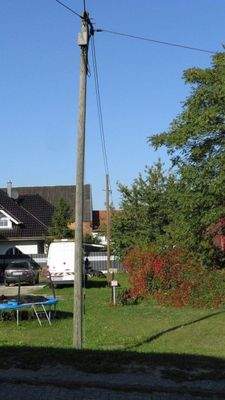 Telefon-Freileitung quer im unteren Bereich