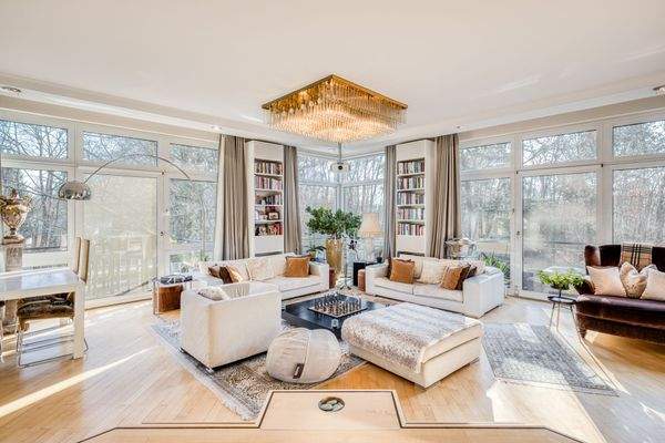 Eleganter Wohnsalon mit hochwertigen THX-Mediensystem und Blick ins Grüne