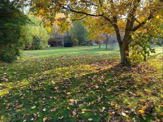 Grundstück an Garage