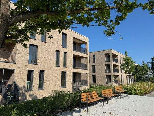 Ansicht West mit öffentlichem Fußweg im Park