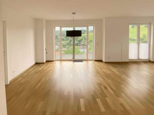 Wohnzimmer mit Zugang zum Balkon mit traumhaftem Blick