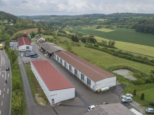 Halle 5 (li.), Halle 2 (re.) und Halle 4 (hinten)