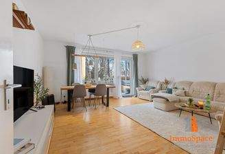 Offener Wohn- und Essbereich mit direktem Balkonzugang