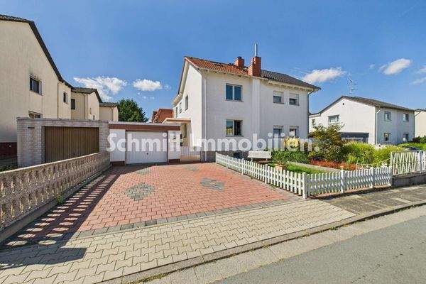 Vorderhaus mit Garten und Garage