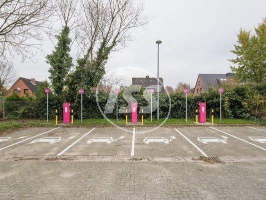 Parkplatz mit Ladestationen