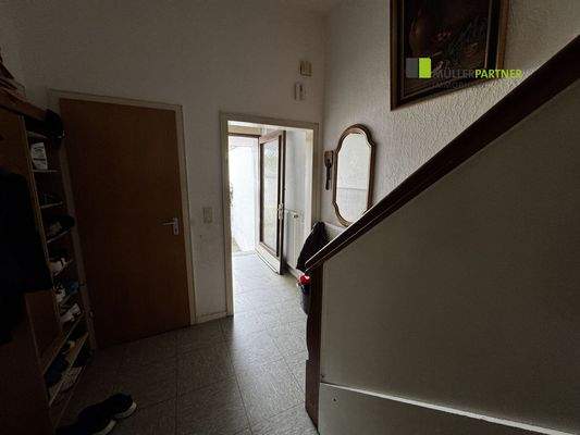 Hauseingangstür mit Diele  EG