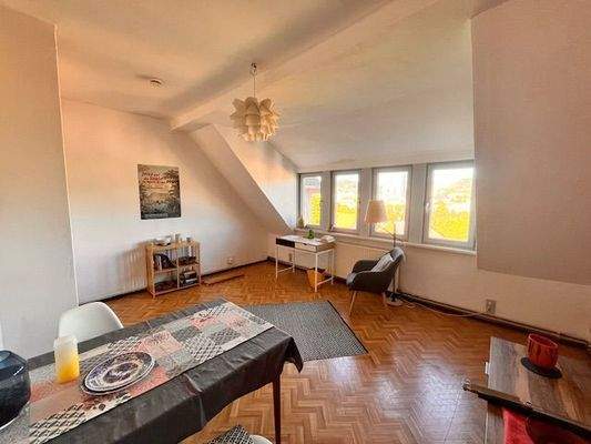 Helles Wohnzimmer mit Essbereich